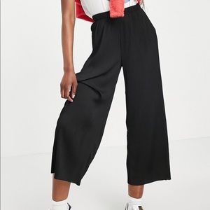 ASOS Design PETITE plisse culotte pants in black (size US 4 / UK 8) NWT
